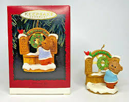 El adorno Hallmark "Welcome Sign 1996" presenta un diseño detallado con un oso y una corona, ideal para coleccionistas.