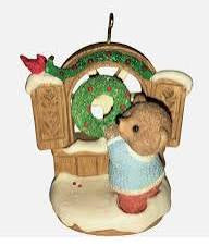 El adorno Hallmark "Welcome Sign 1996" presenta un diseño detallado con un oso y una corona, ideal para coleccionistas.