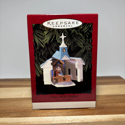 Adorno navideño Hallmark Keepsake de 1996, modelo "Come All Ye Faithful Church".
