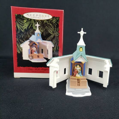 Adorno navideño Hallmark Keepsake de 1996, modelo "Come All Ye Faithful Church".