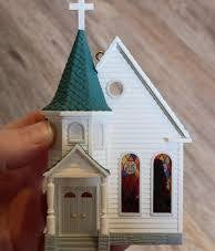 El adorno Hallmark Keepsake Town Church, número 12 de la serie 1995, representa una iglesia detallada, ideal para coleccionistas.