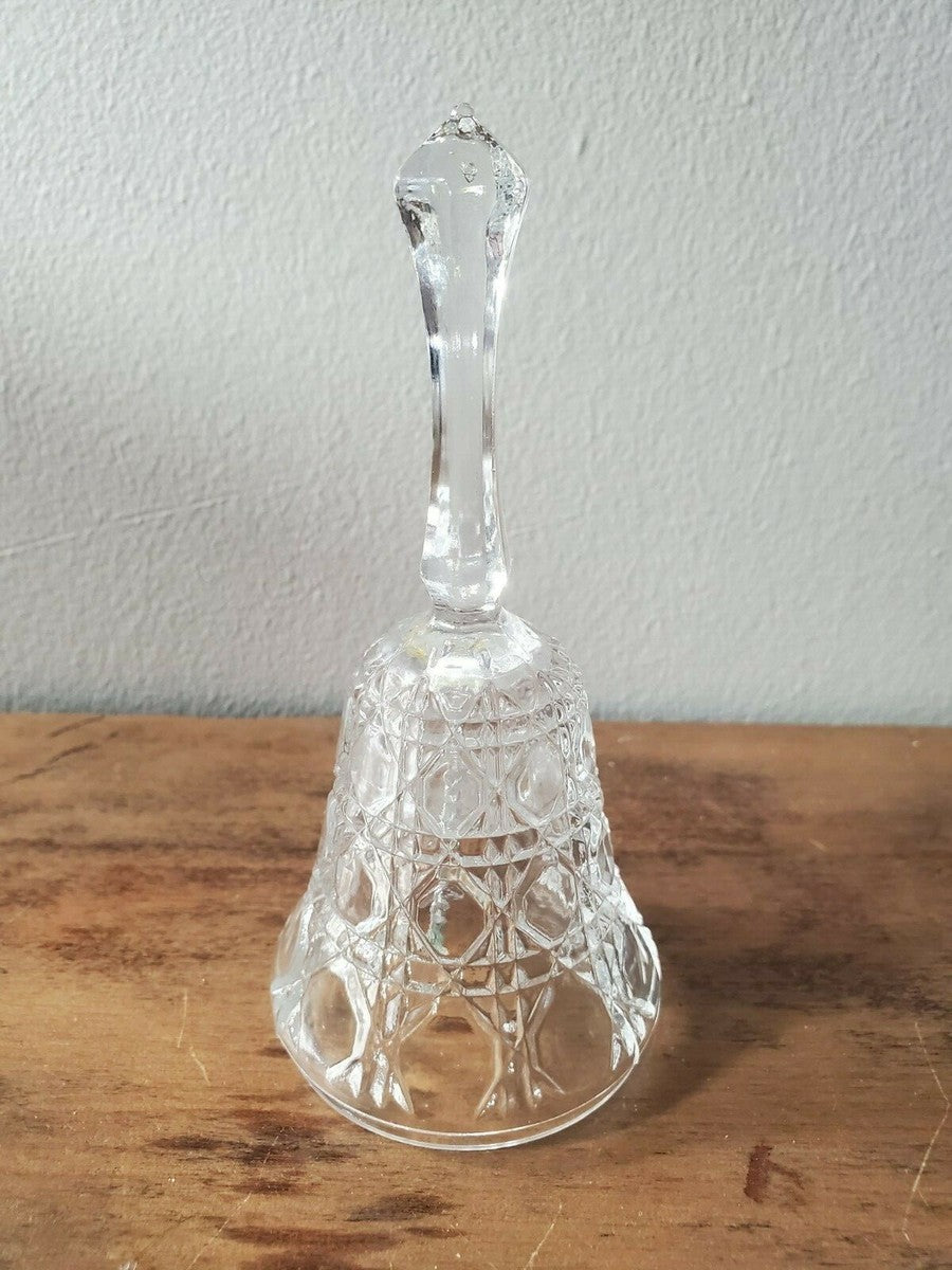 Campana vintage Federal Glass presenta el patrón "Windsor" con detalles de botones y bastón, fabricada en vidrio prensado claro.