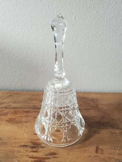 Campana vintage Federal Glass presenta el patrón "Windsor" con detalles de botones y bastón, fabricada en vidrio prensado claro.