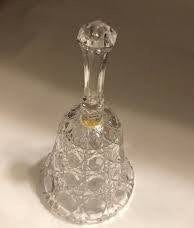 Campana vintage Federal Glass presenta el patrón "Windsor" con detalles de botones y bastón, fabricada en vidrio prensado claro.