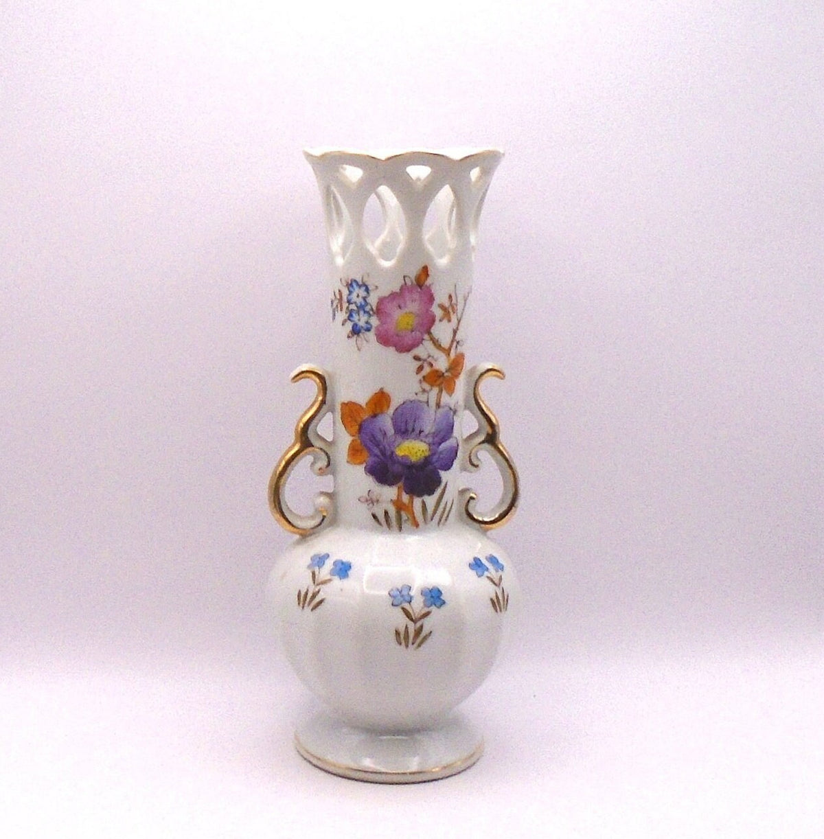 Jarrón de porcelana vintage fabricado entre 1947 y 1952 en Japón ocupado, con motivos florales pintados a mano.