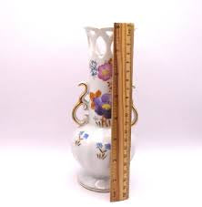 Jarrón de porcelana vintage fabricado entre 1947 y 1952 en Japón ocupado, con motivos florales pintados a mano.