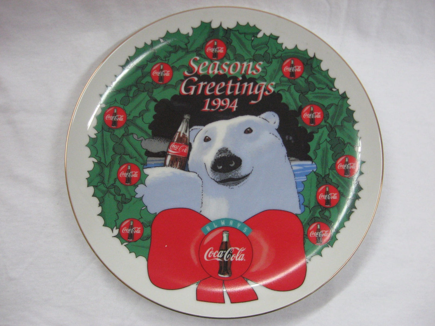 Plato coleccionable vintage de Coca-Cola 1994 con diseño navideño.