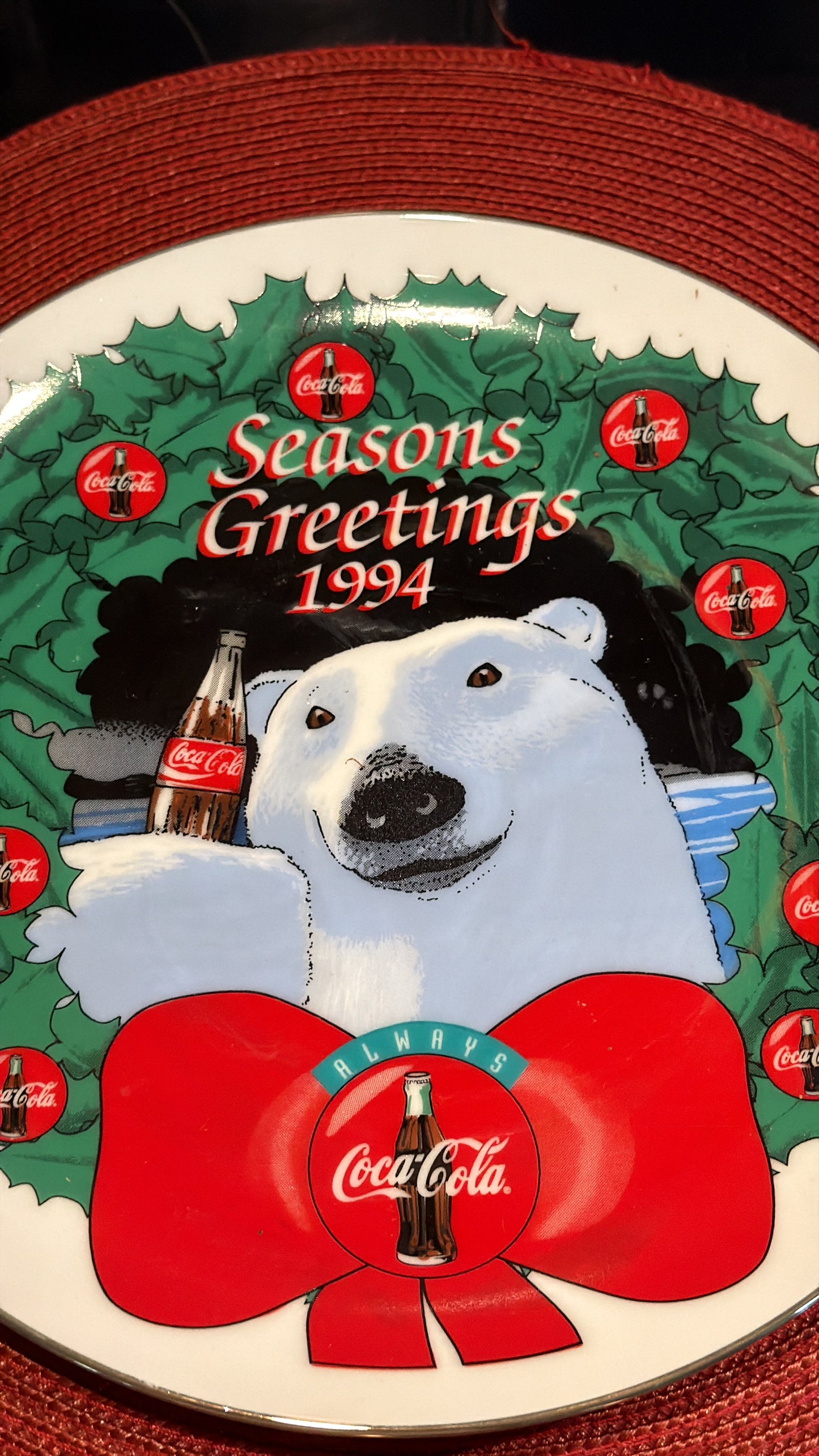 Plato coleccionable vintage de Coca-Cola 1994 con diseño navideño.