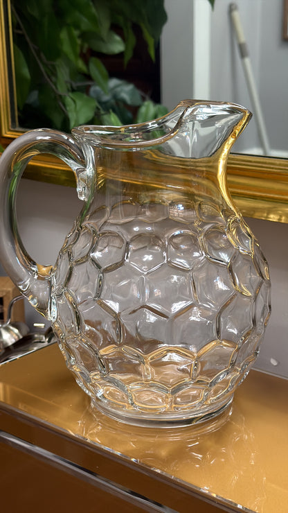 Jarra-Pichel Imperial Glass Clear HoneyComb de 9" estilo Mid Century, diseñada con un patrón hexagonal que mejora el agarre y facilita su uso.