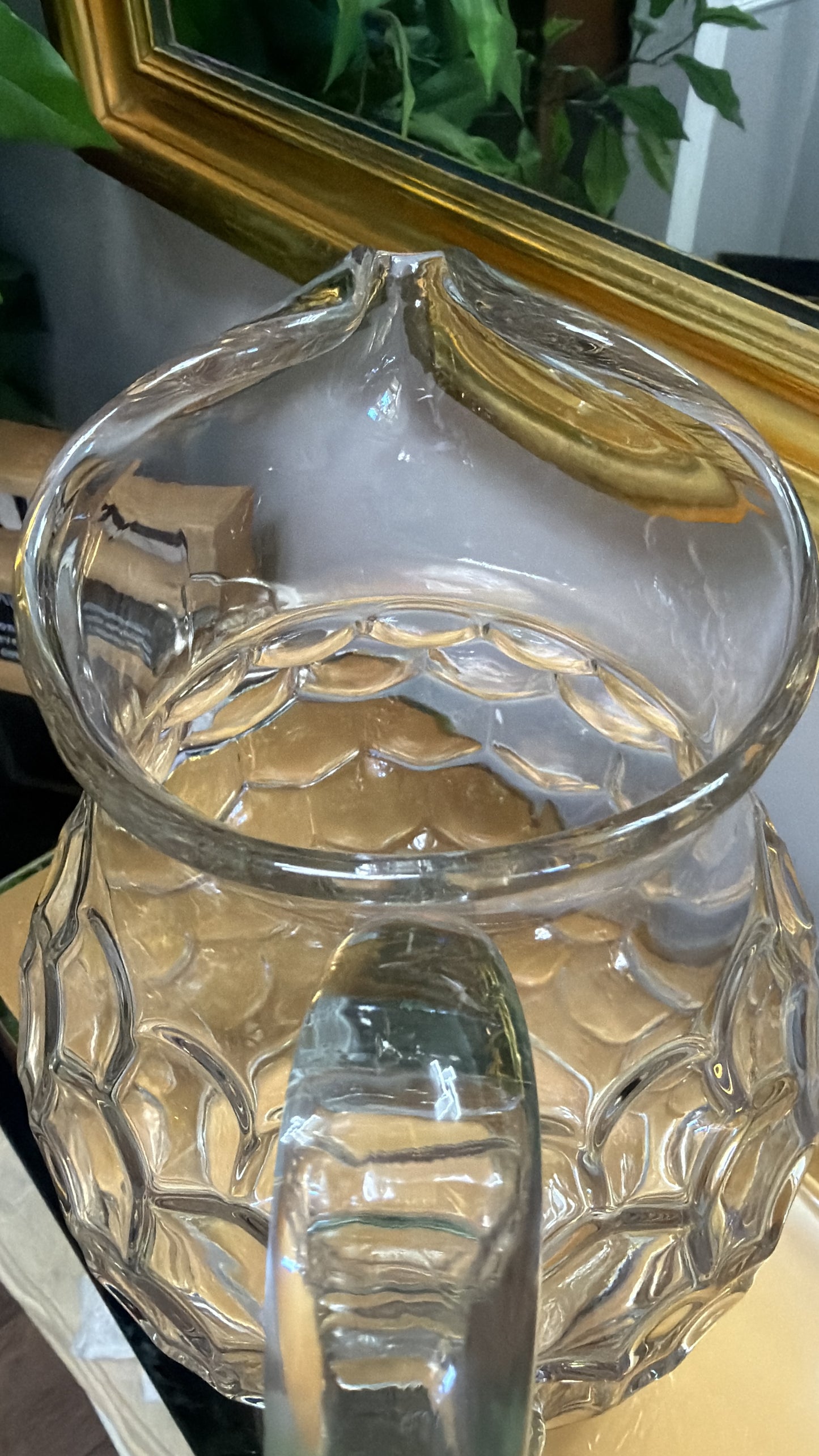 Jarra-Pichel Imperial Glass Clear HoneyComb de 9" estilo Mid Century, diseñada con un patrón hexagonal que mejora el agarre y facilita su uso.