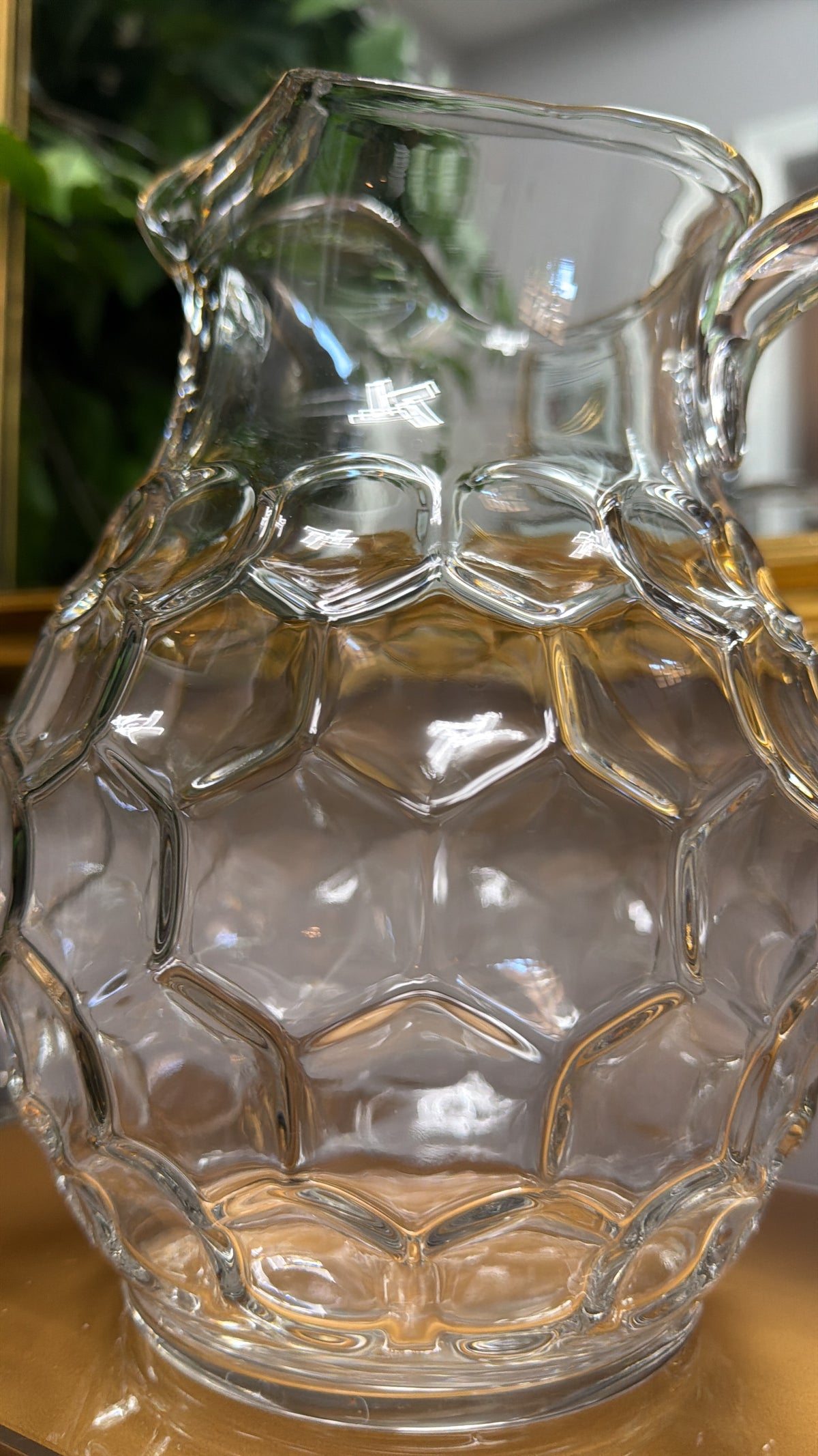 Jarra-Pichel Imperial Glass Clear HoneyComb de 9" estilo Mid Century, diseñada con un patrón hexagonal que mejora el agarre y facilita su uso.