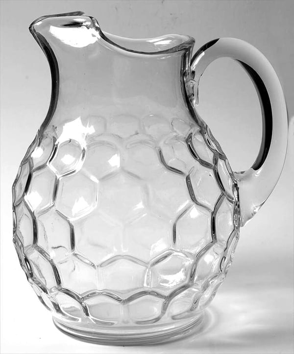 Jarra-Pichel Imperial Glass Clear HoneyComb de 9" estilo Mid Century, diseñada con un patrón hexagonal que mejora el agarre y facilita su uso.
