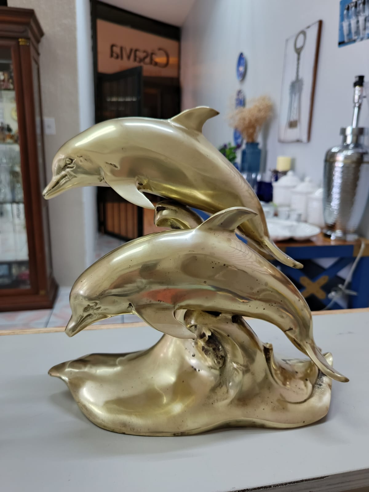 Escultura de bronce de delfines