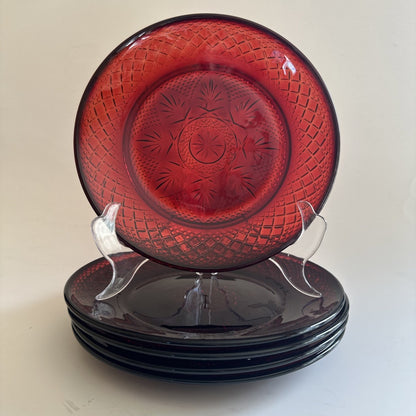 Plato de Cristal de Ruby d'Arques-Durand, mide 8 pulgadas de diámetro.
