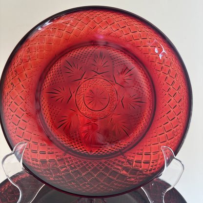 Plato de Cristal de Ruby d'Arques-Durand, mide 8 pulgadas de diámetro.