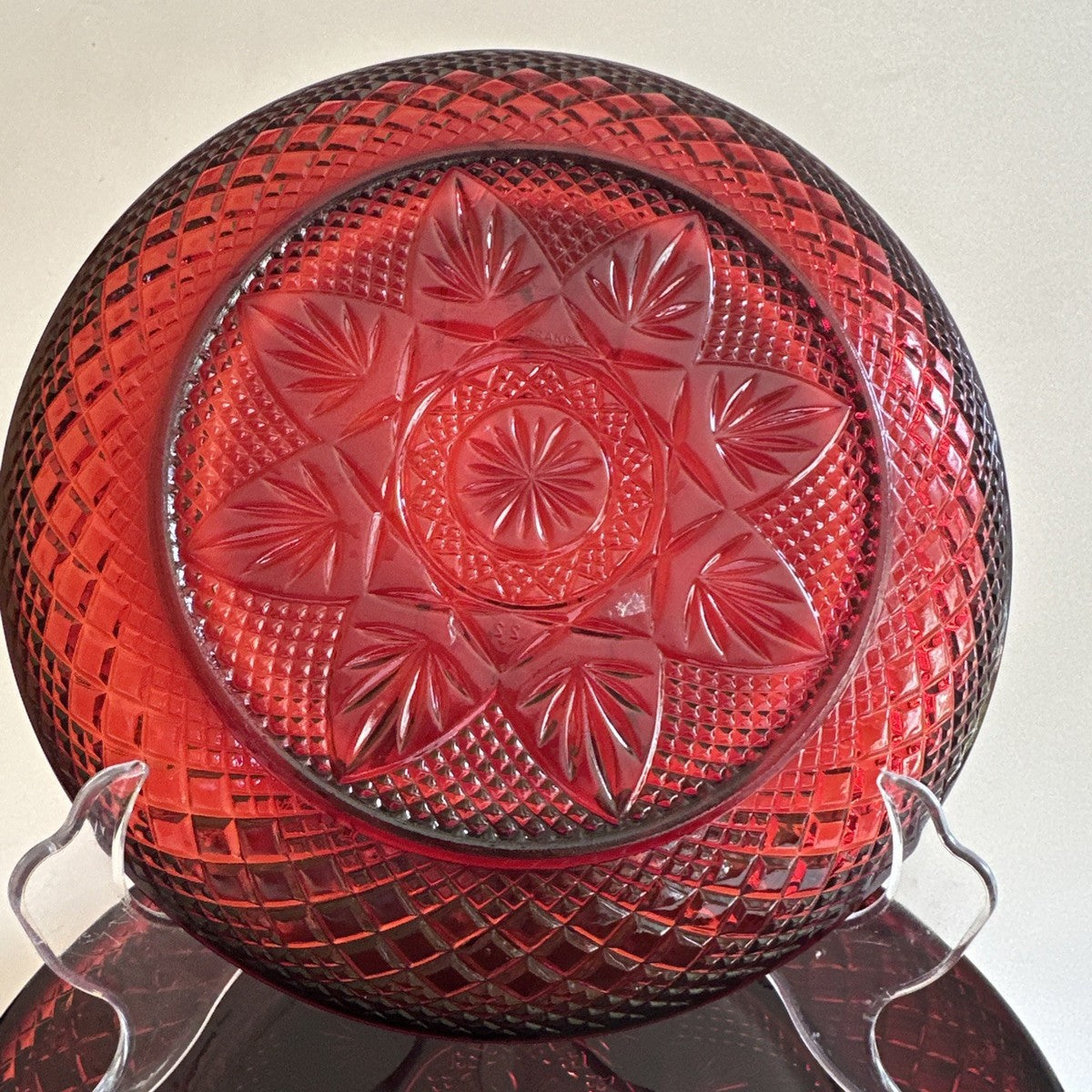 Plato de Cristal de Ruby d'Arques-Durand, mide 8 pulgadas de diámetro.