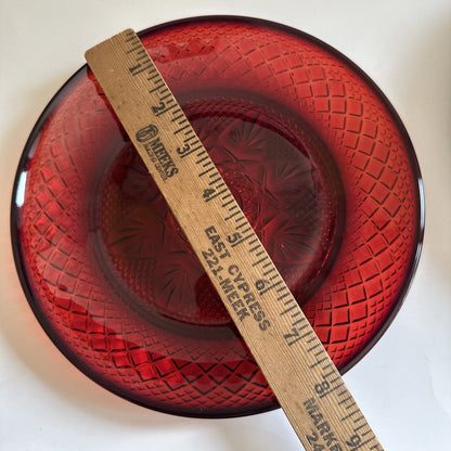 Plato de Cristal de Ruby d'Arques-Durand, mide 8 pulgadas de diámetro.