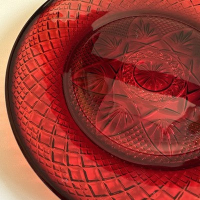 Plato de Cristal de Ruby d'Arques-Durand, mide 8 pulgadas de diámetro.