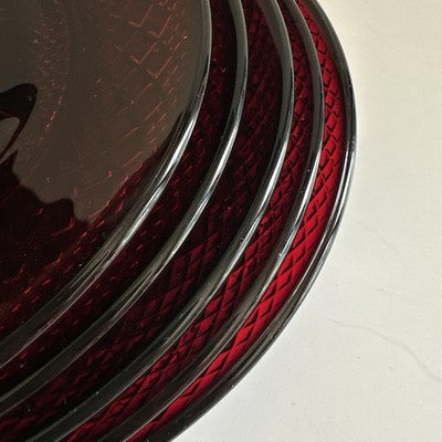 Plato de Cristal de Ruby d'Arques-Durand, mide 8 pulgadas de diámetro.