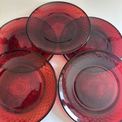 Plato de Cristal de Ruby d'Arques-Durand, mide 8 pulgadas de diámetro.