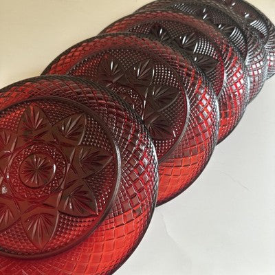 Plato de Cristal de Ruby d'Arques-Durand, mide 8 pulgadas de diámetro.