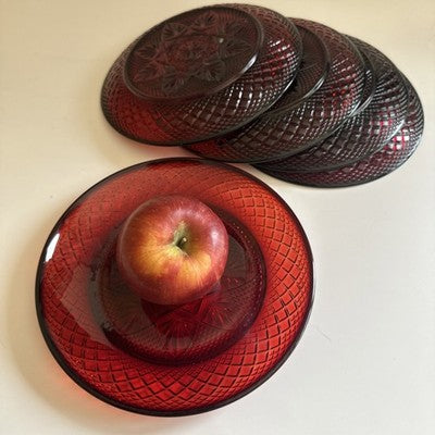 Plato de Cristal de Ruby d'Arques-Durand, mide 8 pulgadas de diámetro.