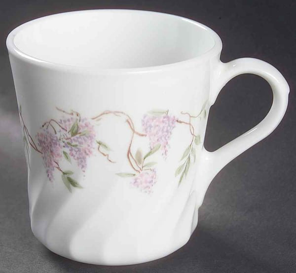 Taza Wisteria de Corelle por Corning tiene una altura de 8.9 cm y un ancho de 8.3 cm
