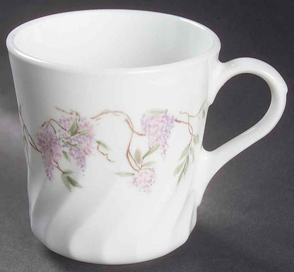 Taza Wisteria de Corelle por Corning tiene una altura de 8.9 cm y un ancho de 8.3 cm