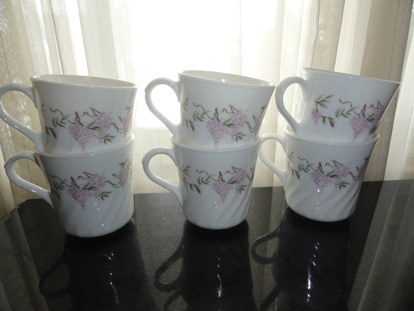 Taza Wisteria de Corelle por Corning tiene una altura de 8.9 cm y un ancho de 8.3 cm