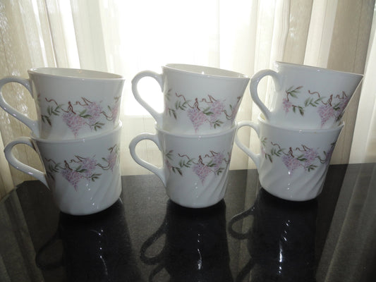 Taza Wisteria de Corelle por Corning tiene una altura de 8.9 cm y un ancho de 8.3 cm