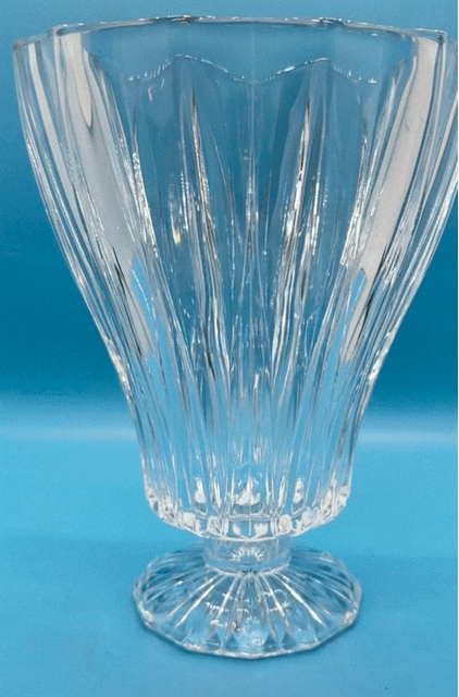 Jarrón Decorativo de Cristal Americano – St. George, Corte Estriado