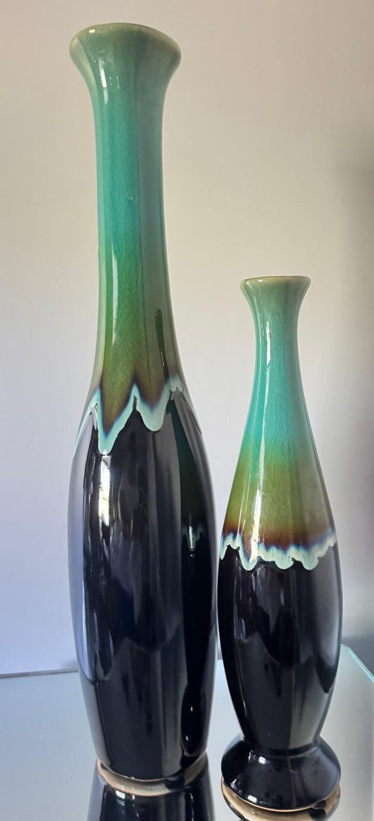 Florero cerámica ornamentada con grabado artístico