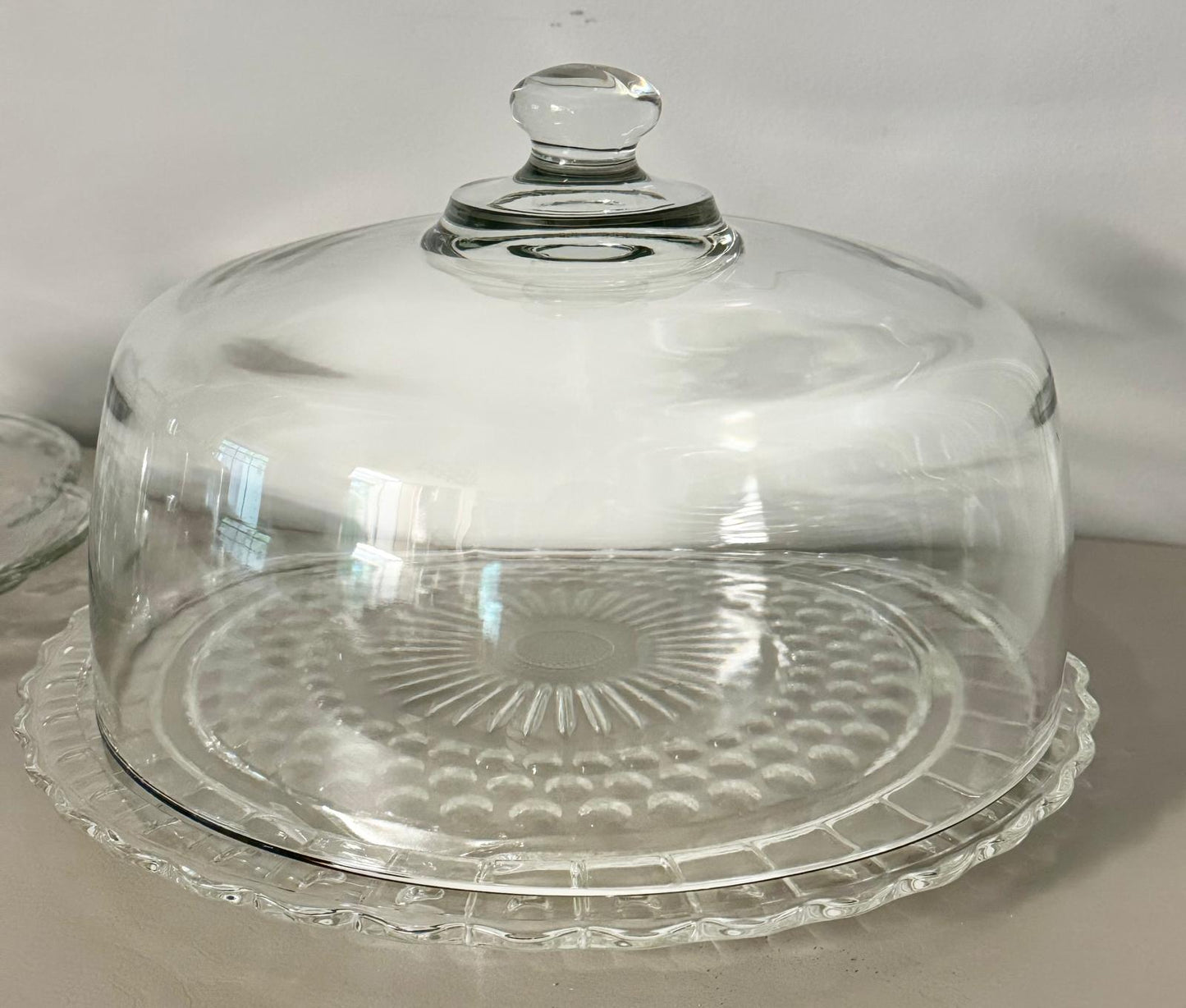 Plato para pastel de vidrio con cúpula protectora. Cády Dish