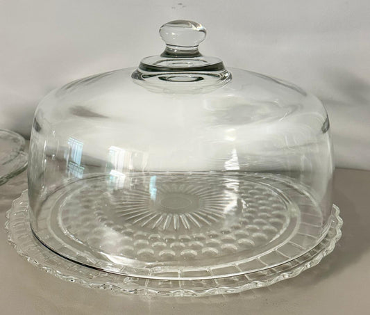 Plato para pastel de vidrio con cúpula protectora.