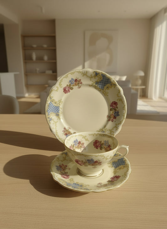 Este es un juego de té vintage de porcelana, de la reconocida firma Seltmann Weiden, originaria de Baviera, Alemania. El conjunto incluye una taza de té, un platillo y un plato para postre o almuerzo.