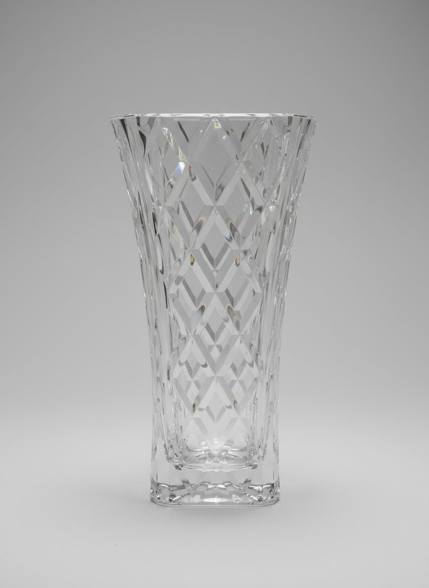 Jarrón Toyo-Sasaki Garnish Flower, elaborado en cristal prensado de alta transparencia con corte diamante en patrón vertical.