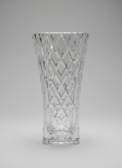 Jarrón Toyo-Sasaki Garnish Flower, elaborado en cristal prensado de alta transparencia con corte diamante en patrón vertical.
