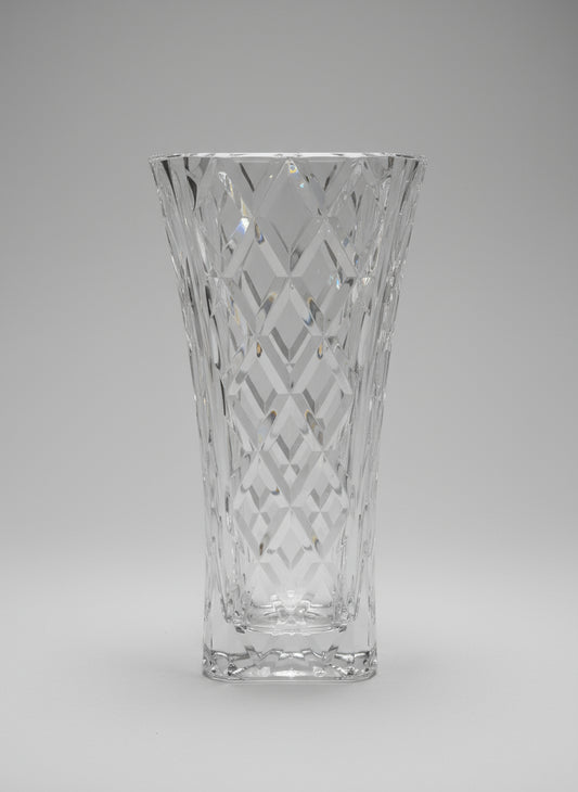 Jarrón Toyo-Sasaki Garnish Flower, elaborado en cristal prensado de alta transparencia con corte diamante en patrón vertical.