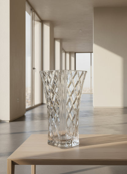 Jarrón Toyo-Sasaki Garnish Flower, elaborado en cristal prensado de alta transparencia con corte diamante en patrón vertical.