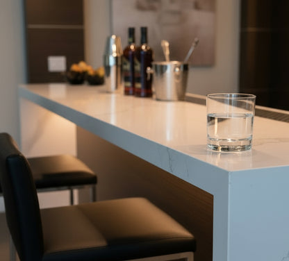 Vaso de cristal estilo Old Fashioned. Ideal para servir whisky, cócteles o bebidas clásicas. Diseño robusto y elegante.