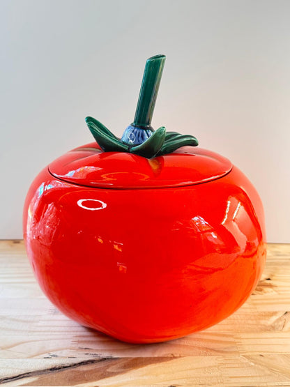 Galletero  de cerámica McCoy para galletas con diseño de tomate y tapa incluida.