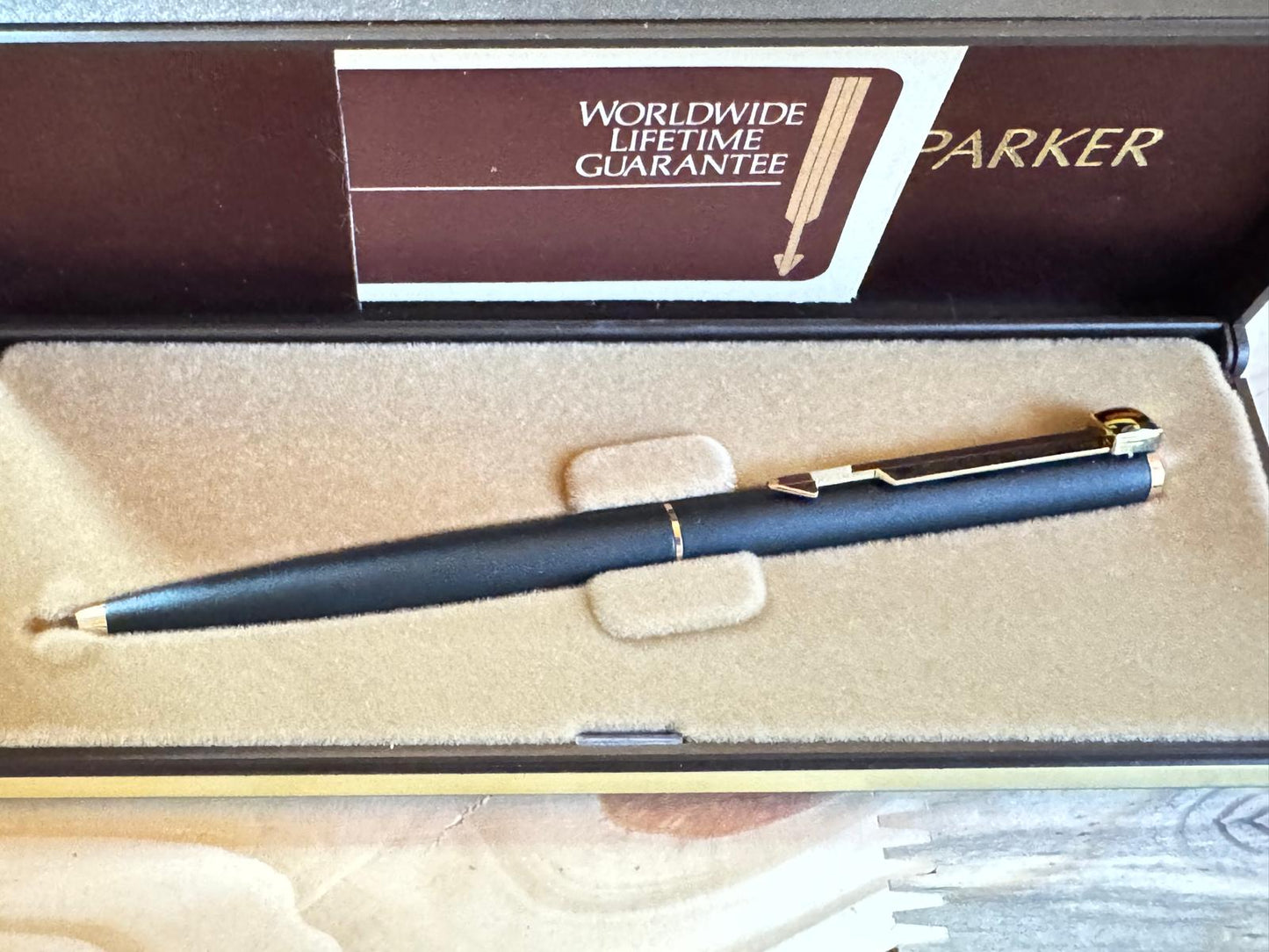 Pluma-Bolígrafo Parker Arrow en acabado mate negro