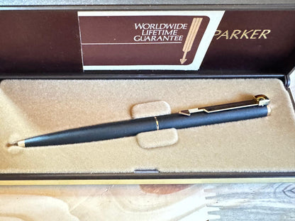 Pluma-Bolígrafo Parker Arrow en acabado mate negro