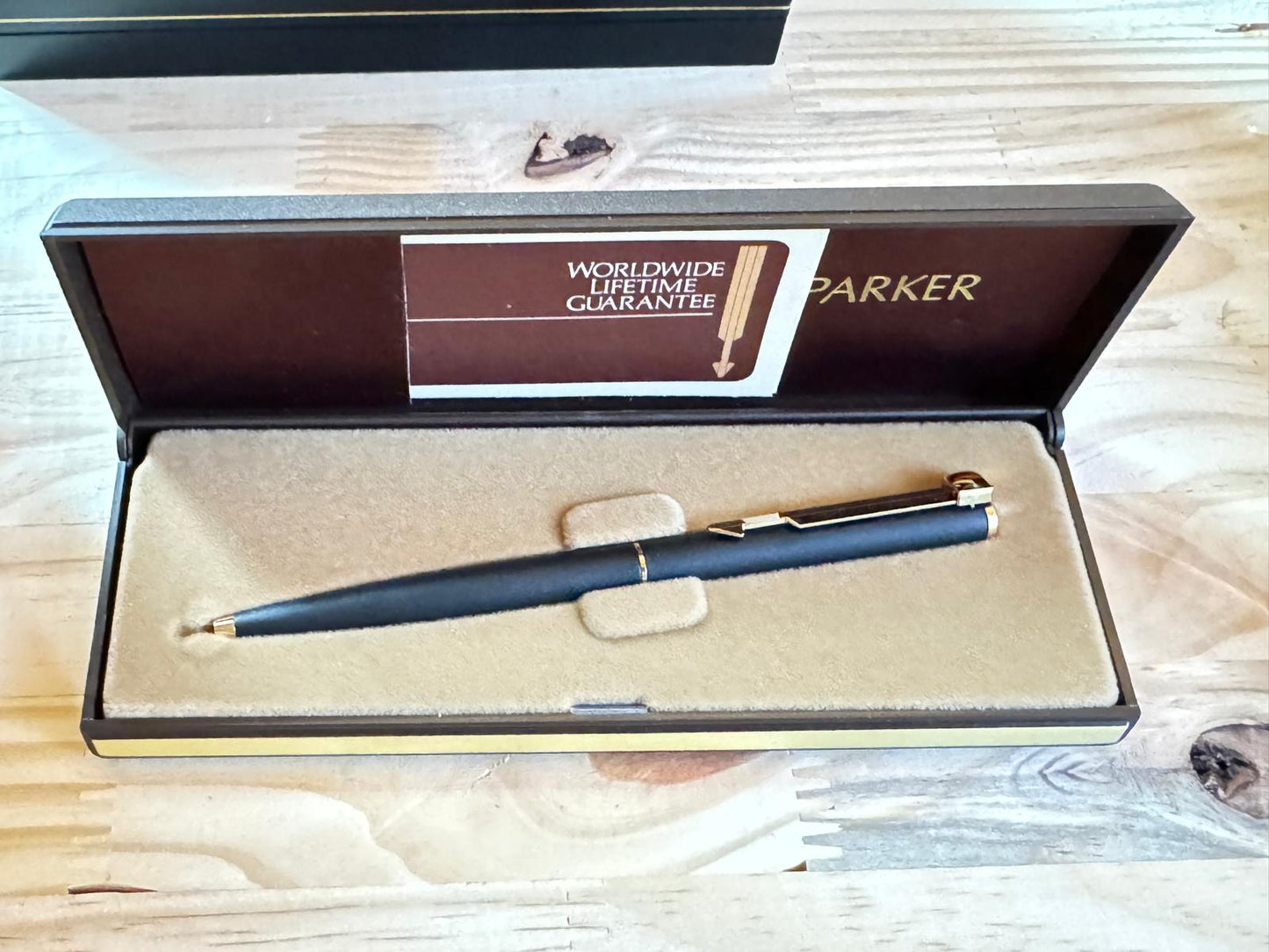 Pluma-Bolígrafo Parker Arrow en acabado mate negro