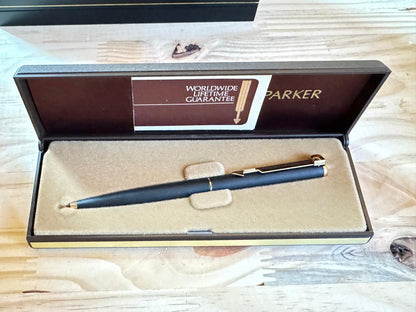 Pluma-Bolígrafo Parker Arrow en acabado mate negro