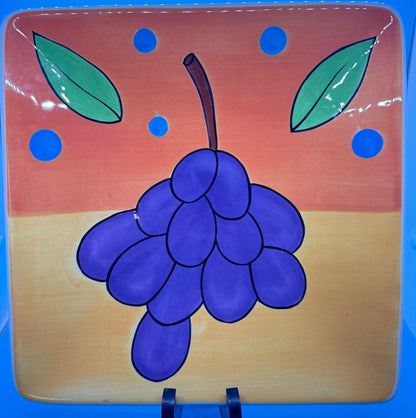 Plato Decorativo de Cerámica – Diseño de Uvas Estilizadas