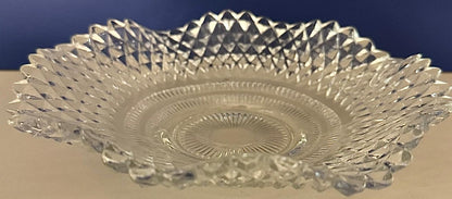 Plato de Vidrio Vintage con Borde Ondulado y Motivo Estrellado