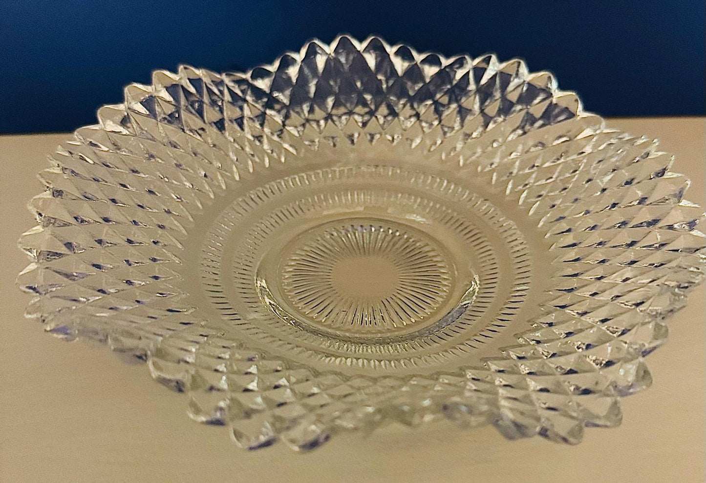 Plato de Vidrio Vintage con Borde Ondulado y Motivo Estrellado