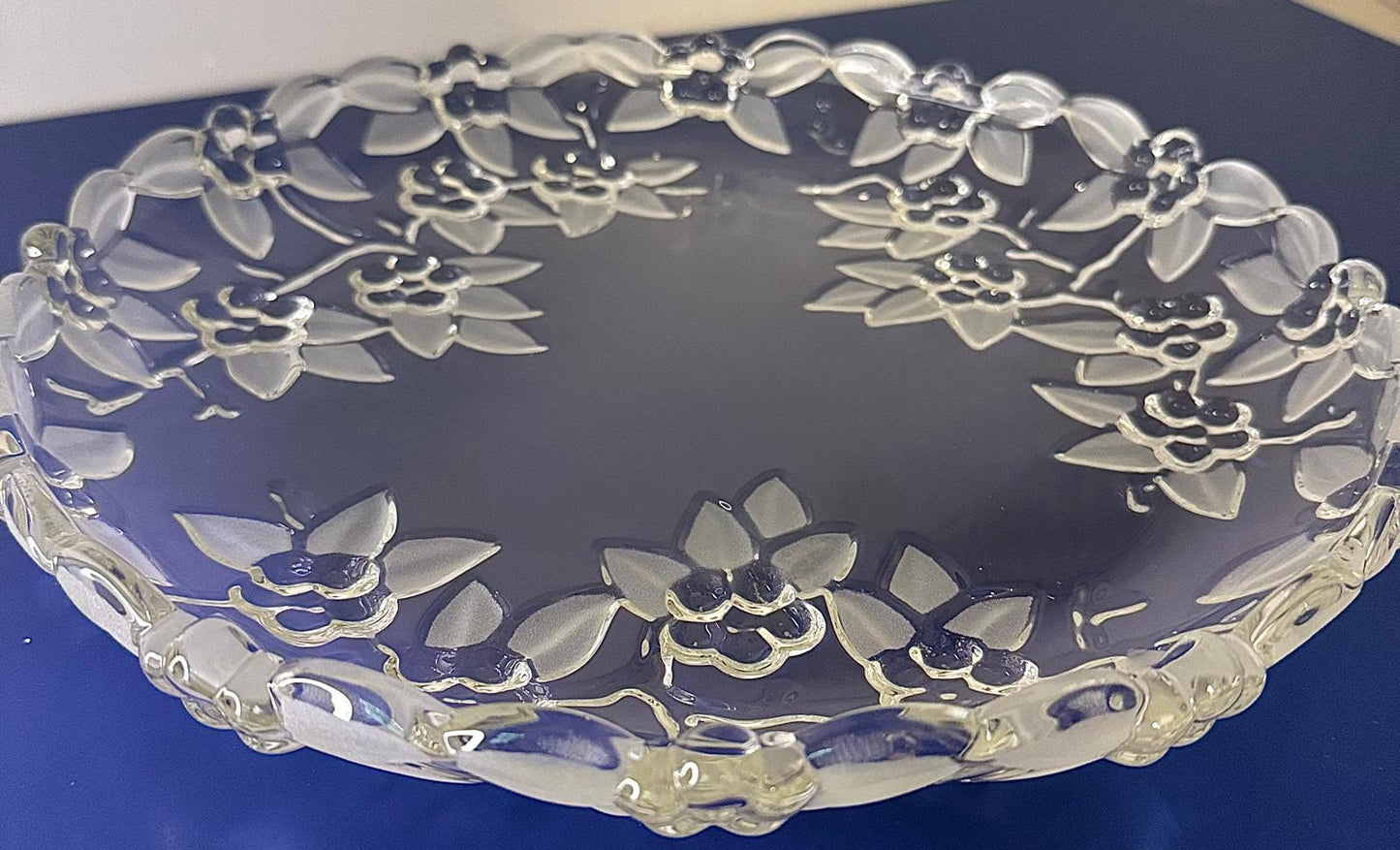 Plato Decorativo de Vidrio con Relieve Floral