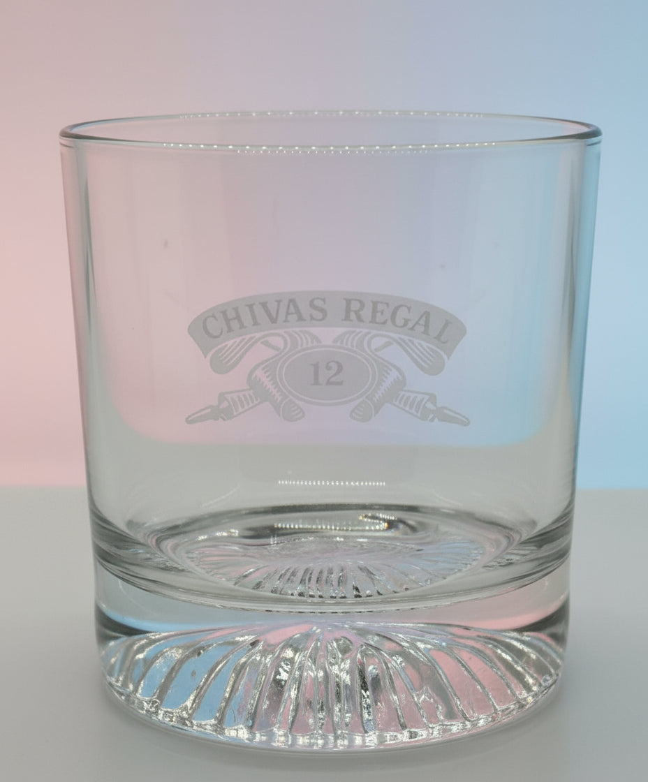 Vaso de cristal para whisky Chivas Regal 12 años. Diseño clásico ideal para coleccionistas o para servir bebidas con elegancia.